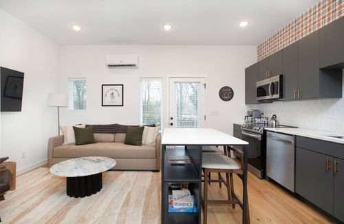 Knoxville Apartment | Modern Cityscape - Downtown Knoxville