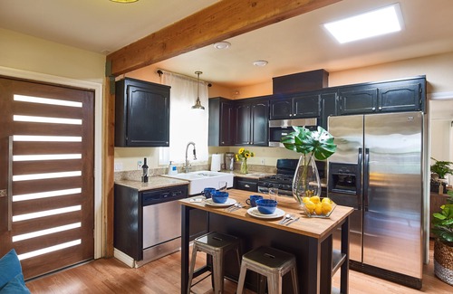 Fullerton House | Modern Clean Tropical Inspired House & Yard Centrally Located! Near Disney & LA