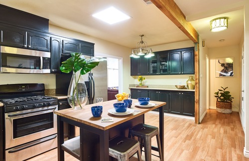Fullerton House | Modern Clean Tropical Inspired House & Yard Centrally Located! Near Disney & LA