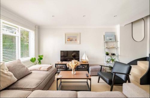 New Forest District Apartment | Modern Coastal Cottage, Hottub, Parking, Pets welcome