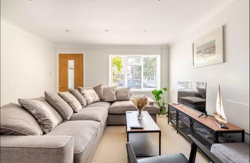 New Forest District Apartment | Modern Coastal Cottage, Hottub, Parking, Pets welcome