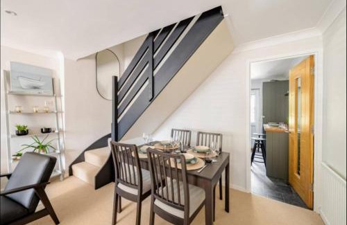 New Forest District Apartment | Modern Coastal Cottage, Hottub, Parking, Pets welcome