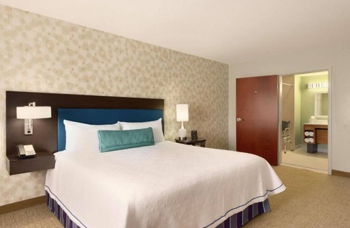 Florida City Hotel | Modern Comfort: FREE Parking, Pets Allowed & Breakfast Treat in Florida City!