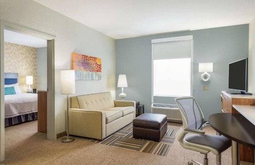 Florida City Hotel | Modern Comfort: FREE Parking, Pets Allowed & Breakfast Treat in Florida City!