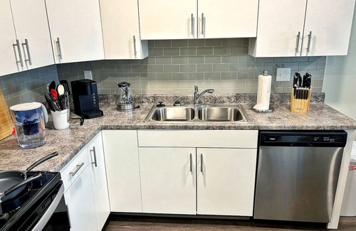 Downtown Des Moines Apartment | Modern Comfort Meets Affordable Luxury – Your Perfect Stay Awaits!