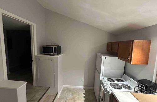 Colonialtown North Apartment | Modern Comfort: Mills/50 Hideaway