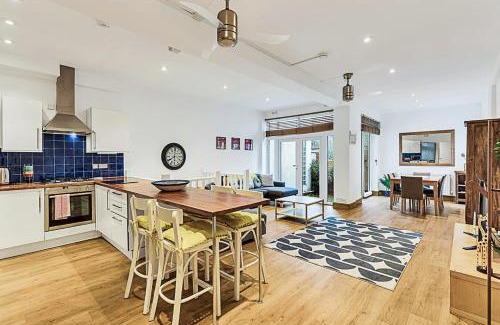 The Lane Apartment | Modern Comfort Two Bedroom Gem on the Rye