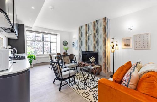 Fortis Green Apartment | Modern Comforts 2 BD Flat - Sleeps 5