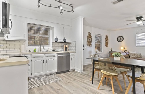 Fortson House | Modern & Comfy ~ 15mins to Downtown ~ Queen Beds!