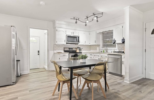 Fortson House | Modern & Comfy ~ 15mins to Downtown ~ Queen Beds!