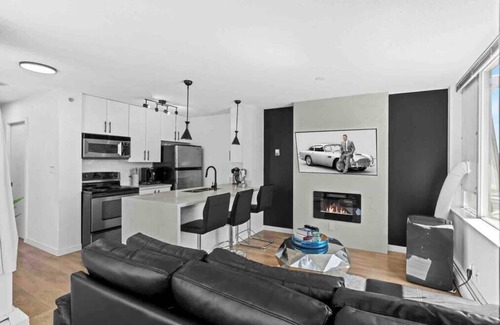 Crosstown Condo | Modern & Comfy in Downtown ~ Views ~ Pool