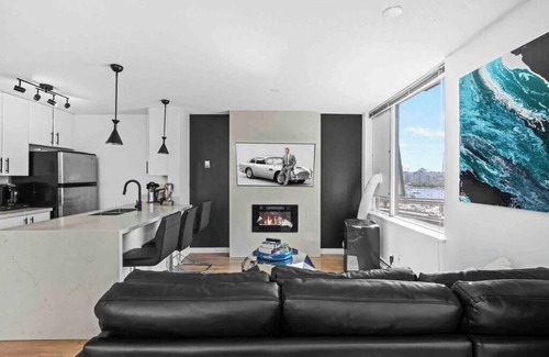 Crosstown Condo | Modern & Comfy in Downtown ~ Views ~ Pool