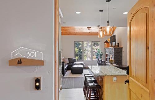 Bear Valley Apartment | Modern Condo - EV Plug In - SM 301