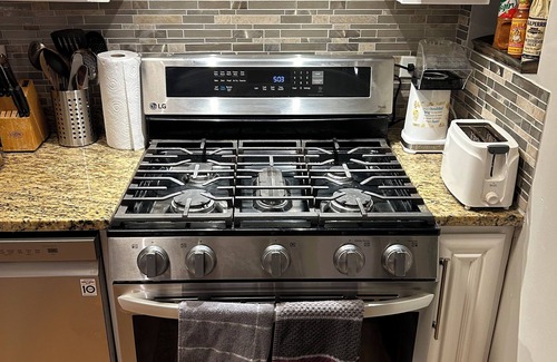 Woodlawn Condo | Modern Condo-Obama & University of Chicago Area