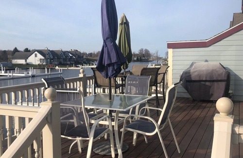 Manistee Condo | Modern Condo w/Harbor views and Community Pool