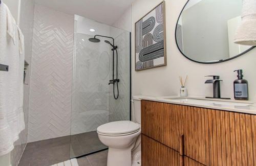 New Kingston Apartment | Modern Condo with Pool New Kingston