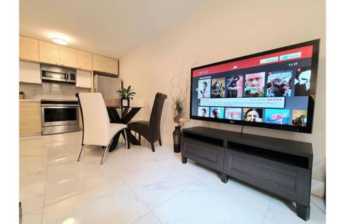 Surrey Apartment | Modern, contemporary 2 Bedrooms, private suite