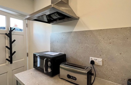 Runnymede Apartment | Modern & Cosy Flat in Egham – Close to Royal Holloway Uni, Windsor & London