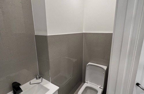 Runnymede Apartment | Modern & Cosy Flat in Egham – Close to Royal Holloway Uni, Windsor & London