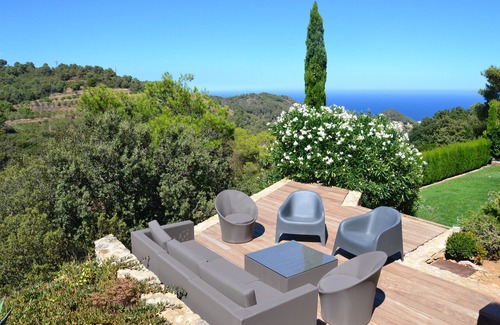 Begur Villa | Modern cosy villa near beaches and village of Begur. Calm and green surrounding