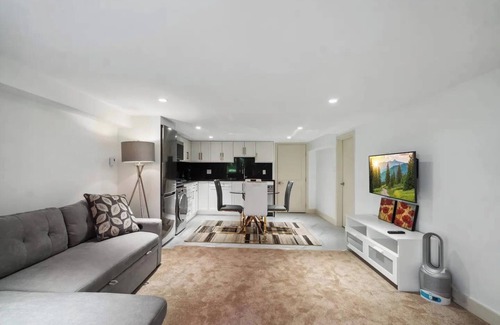 Upper Lonsdale House | Modern & Cozy 1BR suite in NV