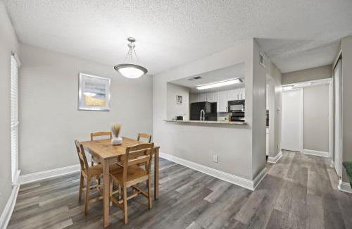 Addison Apartment | Modern & Cozy 1BR with a Pool plus Walk to Bars & Bites