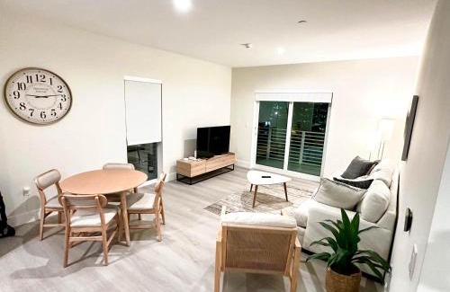 Parkside Apartment | Modern Cozy 2 bedroom FREE Parking & High Speed Wifi