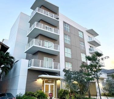 Parkside Apartment | Modern Cozy 2 bedroom FREE Parking & High Speed Wifi