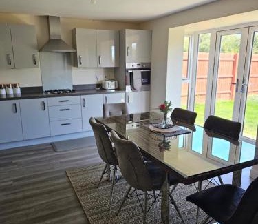 Corby House | Modern & cozy 4 bed detached home