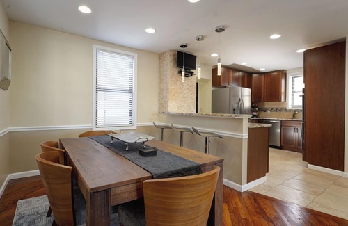 South Charleston House | Modern & Cozy 4 Bedroom, 6 TV's, Ms. Pacman, Walk to Starbucks!