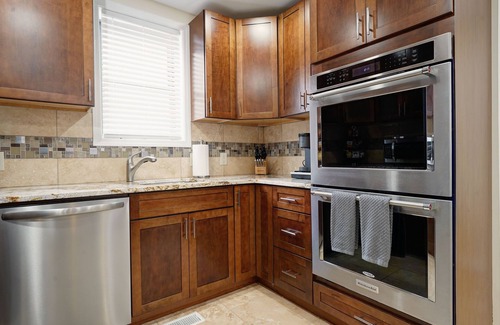 South Charleston House | Modern & Cozy 4 Bedroom, 6 TV's, Ms. Pacman, Walk to Starbucks!