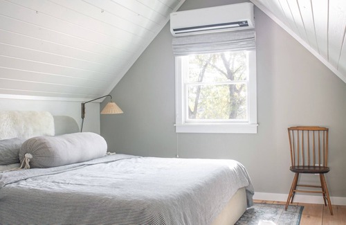 Rogers House | Modern cozy carriage house on quiet corner lot -walk/bike to downtown- sleeps 5