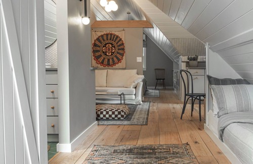 Rogers House | Modern cozy carriage house on quiet corner lot -walk/bike to downtown- sleeps 5