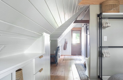 Rogers House | Modern cozy carriage house on quiet corner lot -walk/bike to downtown- sleeps 5