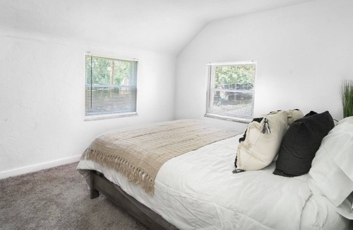 Wilkinsburg House | Modern Cozy House 3 Bedroom with Gameroom