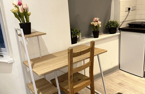 Pettits Apartment | Modern Cozy Studio Flat In Romford