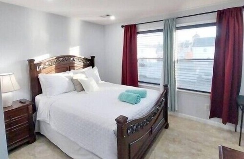 Monessen House | Modern & Cozy Suite with free parking!