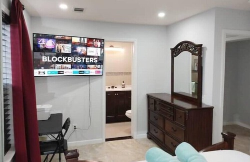 Monessen House | Modern & Cozy Suite with free parking!