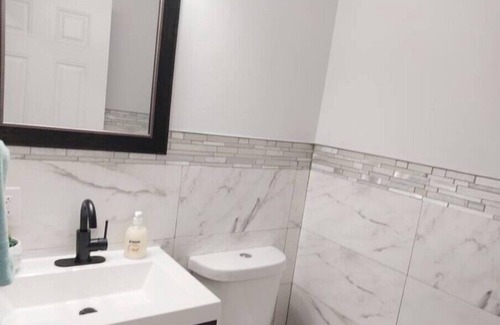 Monessen House | Modern & Cozy Suite with free parking!