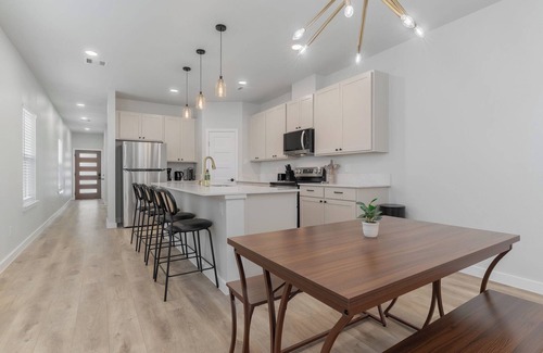 Dallas Hotel | Modern Dallas Townhouse -Ideal for Families & Groups -Near Downtown & Deep Ellum