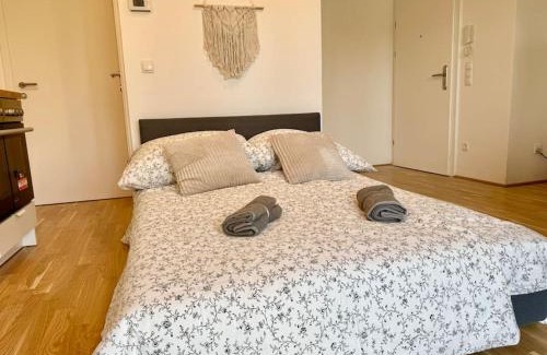 Donaustadt Apartment | Modern Danube Apartment with Balcony & Free Parking