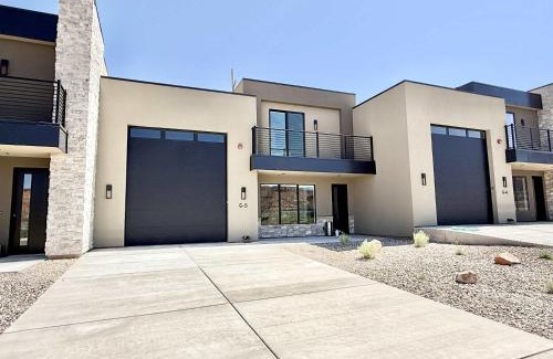 Kanab House | Modern Desert Townhome in Kanab Close to Zion