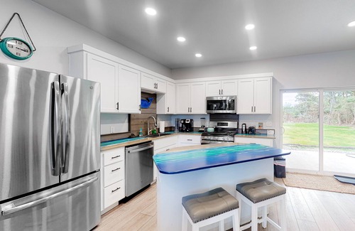 Bandon Apartment | Modern, Dog-Friendly Home with a Full Kitchen, Washer/Dryer, Furnished Patio