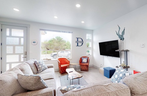 Bandon Apartment | Modern, Dog-Friendly Home with a Full Kitchen, Washer/Dryer, Furnished Patio