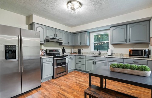 McArthur Cabin | Modern DogFriendly Cabin | HotTub + FirePit + Land