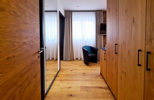 Oberstaufen Apartment | Modern double room with hotel connection in the center of Oberstaufen
