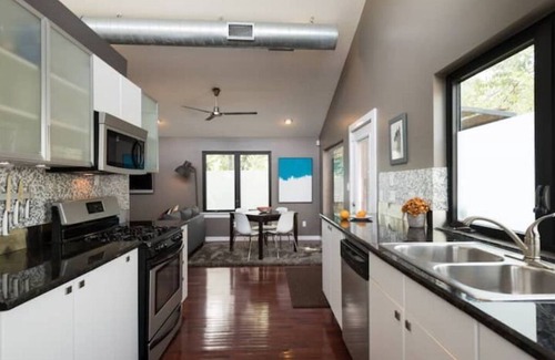 Chestnut House | Modern Downtown 2 Homes w/11 beds