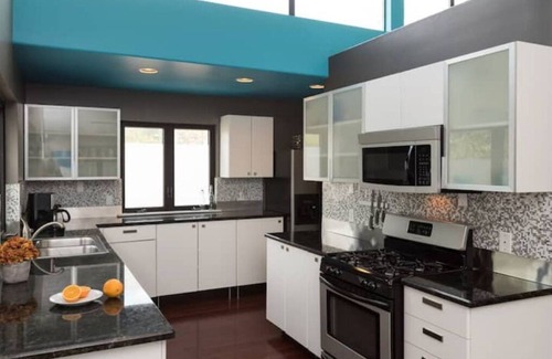 Chestnut House | Modern Downtown 2 Homes w/11 beds