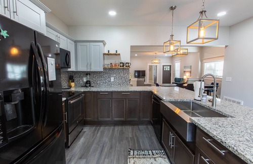 New Albany House | Modern downtown 4-BR/3 bath spacious home with free on site parking, sleeps 10