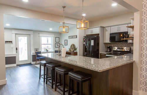New Albany House | Modern downtown 4-BR/3 bath spacious home with free on site parking, sleeps 10